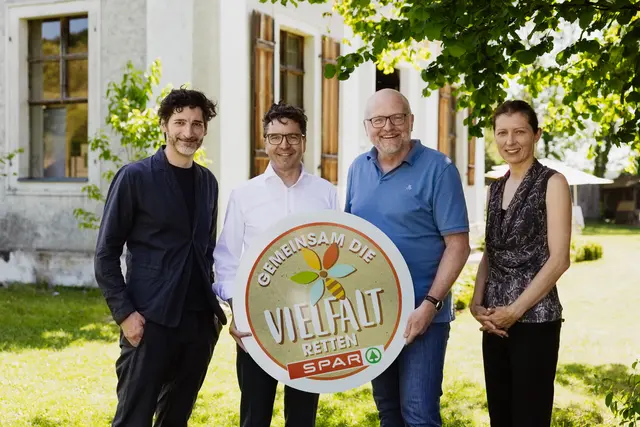 v.l.n.r.: Paul Ivic (Geschäftsführer und Küchenchef vom vegetarischen Sternerestaurant TIAN), Markus Kaser (Stv. Vorstandsvorsitzender von SPAR Österreich), Volker Plass (Geschäftsführer von ARCHE NOAH) und Daniela Haluza (Umweltmedizinerin, Medizinische Universität Wien).   | Foto: SPAR/wearegiving