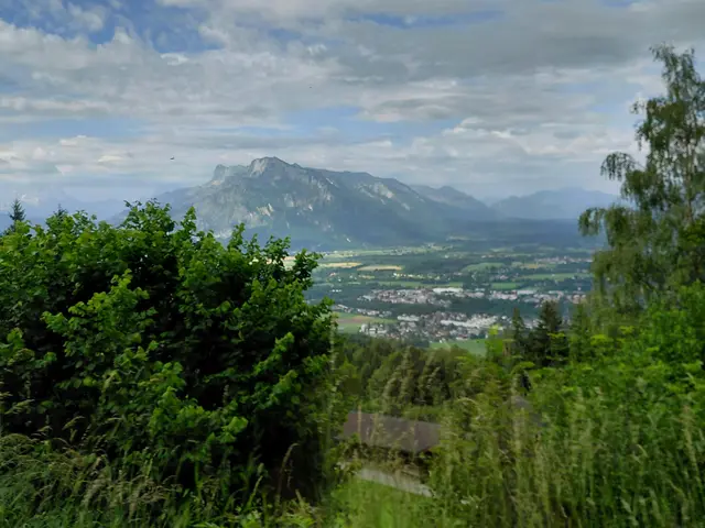 Mit dem Bus auf den Gaisberg. Hier mit Blick auf den Untersberg.  | Foto: H.Bachinger