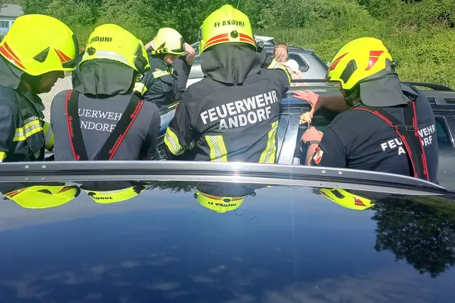 Die innerhalb weniger Minuten eintreffenden Kameraden der FF Andorf versuchten zuerst die innen liegende Verriegelung mechanisch zu öffnen. Als dies nicht gelang, schlugen sie eine kleine Seitenscheibe ein, um zum weinenden Kleinkind zu gelangen. | Foto: FF Andorf
