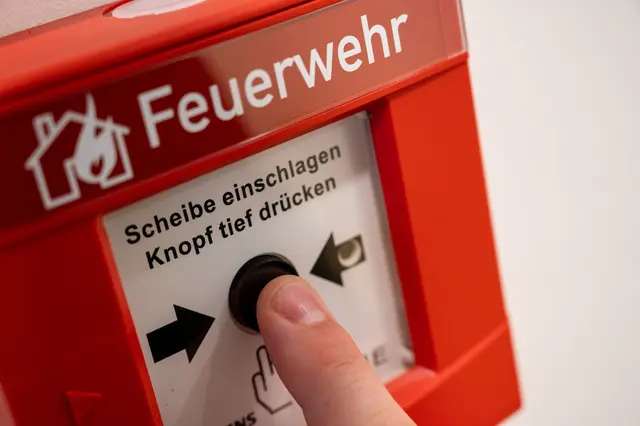 Bis zum Eintreffen der Feuerwehr hat der 38-jährige Wohnungsbesitzer versucht, den Flammen mit einem Feuerlöscher Herr zu werden.  | Foto: Team Fotokerschi/ Werner Kerschbaummayr