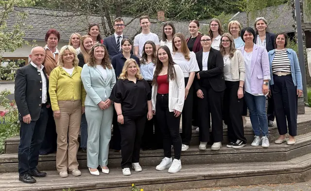 SOB-Lehrgangsleiterin Julia Kremsner (3.v.r.), Doris Völkerer (rechts), Tamara Brussmann und Michaela Just (hinten links), Abteilungsvorständin Martina Piribauer (2.v.r.) und Direktor Franz Aichinger (links) mit den neuen Pflegeassistentinnen und Pflegeassistenten samt dem Prüferinnenteam | Foto: LFS Warth