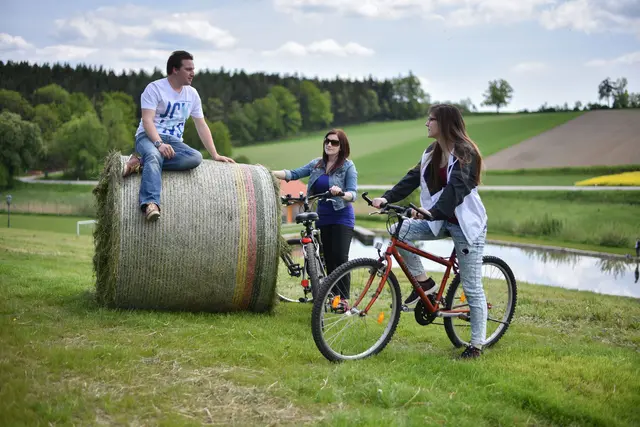 Eine Radlpause am Heuballen | Foto: Regionalverein Kampseen