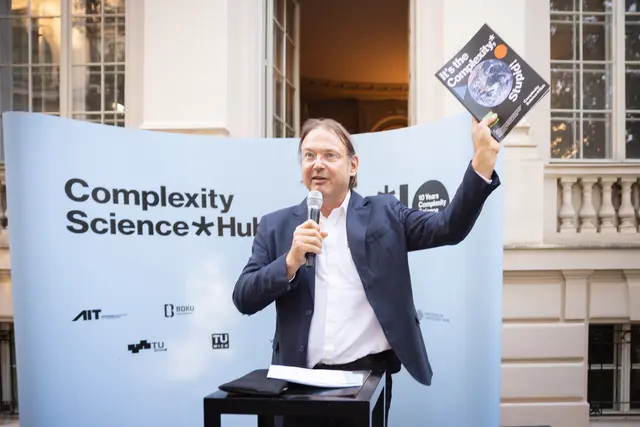 Mitbegründer und CSH-Präsident Stefan Thurner präsentierte das Buch zu den vergangenen zehn Jahren.   | Foto: Sebastian Philipp
