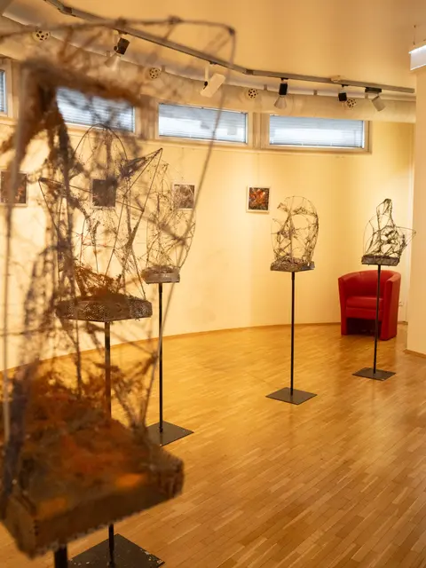 Die Ausstellung ist an zwei Orten zu sehen: im Kulturzentrum und auf Burg Oberkapfenberg. | Foto: Stadtgemeinde Kapfenberg/Nindl