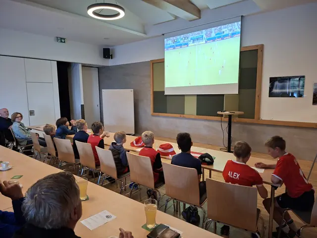 160 Daumen waren zum Österreich-Auftaktspiel bei Fußballweltmeisterschaft am Stefansplatzerl gegen Jordanien fest gedrückt.  | Foto: Helmut Eder