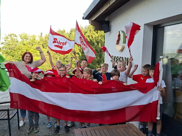 Mit "immer wieder, immer wieder, immer wieder Österreich Gesängen" feuerten die Volksschulkinder unser Nationalteam  bei der Fußball-Rorate am Stefanspaltzerl lautastark an.  | Foto: Helmut Eder