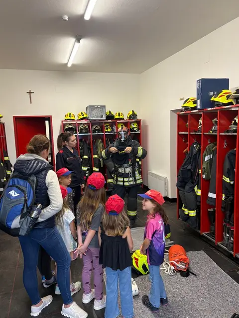 Die Kinder erhielten einen Blick hinter die Kulissen der Feuerwehr. | Foto: Feuerwehr Neustift/Rosalia