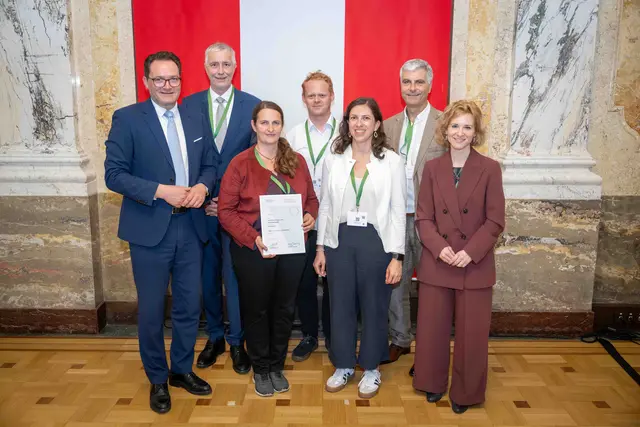 Bundesministerin für Frauen, Wissenschaft und Forschung Eva-Maria Holzleitner (r.) und Norbert Totschnig Bundesminister für Land- und Forstwirtschaft verliehen den Sustainability Award im Regierungsgebäude am Stubenring. | Foto: Rene Hemerka