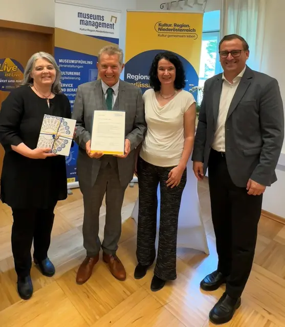 Gratulierten Franz Steindler (2. von links) zum absolvierten Lehrgang: Ulrike Vitovec, Museumsmanagement Niederösterreich, Elisabeth Kultscher, Leiterin des Lehrgangs „Regional- und Familienforschung“ sowie Harald Froschauer, Gesamtprokurist der Kultur.Region.Niederösterreich und Geschäftsführer der Volkskultur Niederösterreich | Foto: Museumsmanagement Niederösterreich
