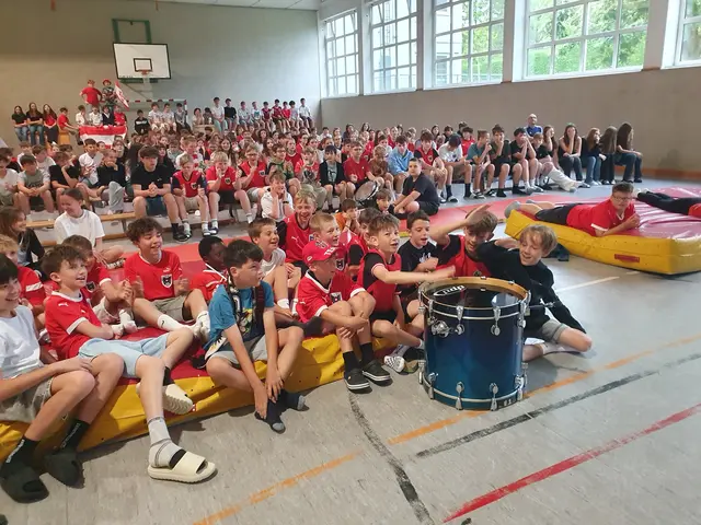 Unzählige Schülerinnen und Schüler fieberten vor Schulbeginn mit der österreichischen Nationalmannschaft bei ihrem ersten WM-Spiel mit. | Foto: Theresianum Eisenstadt