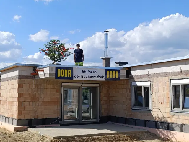 Kürzlich wurde die Dachgleiche für das OSG-Wohnbauprojekt in Winden gefeiert. | Foto: OSG