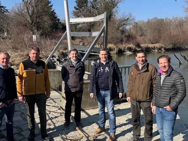 Begehung mit Bürgermeister Christoph Kaufmann (3.v.r., ÖVP)), Hubertus Kimmel, Betriebsleiter Forst vom Stift Klosterneuburg (2.v.r.), Baudirektor Peter Neubauer (r.) und Experten des Verbunds. | Foto: Stadt Klosterneuburg
