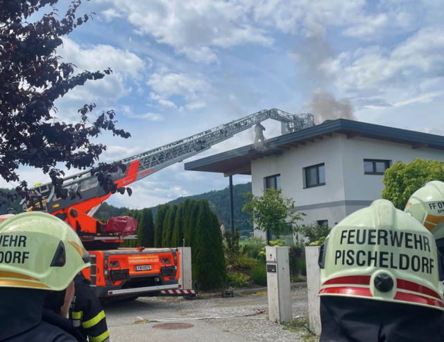 Der Löscheinsatz wurde durch die Bauweise des Hauses sowie der am Dach angebrachten Photovoltaikanlage erschwert.  | Foto: Freiwillige Feuerwehr Pischeldorf