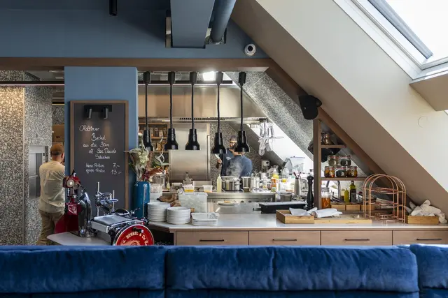 Die Rooftop-Bar verwöhnt die Gäste von morgens bis abends | Foto: &Social
