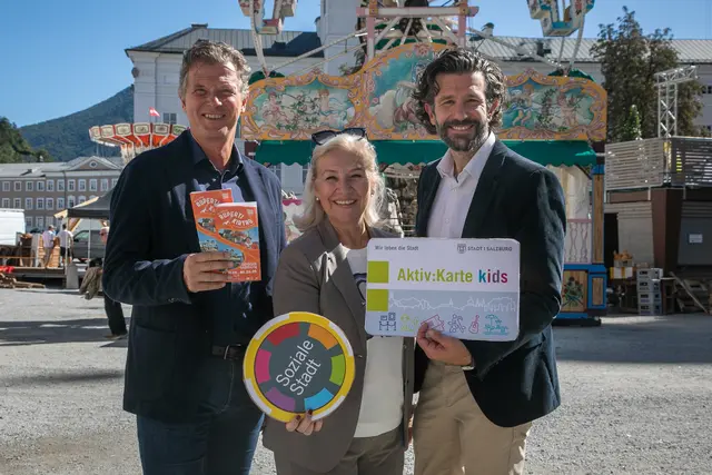 Mit der Aktiv:Karte Kids am Rupertikirtag-(Archivbild) v.l.: Roland Aigner, Altstadtverband; Andrea Brandner, Sozialstadträtin; Patrick Pfeifenberger, Leitung Sozialabteilung | Foto: Stadt Salzburg/Anna Pirato