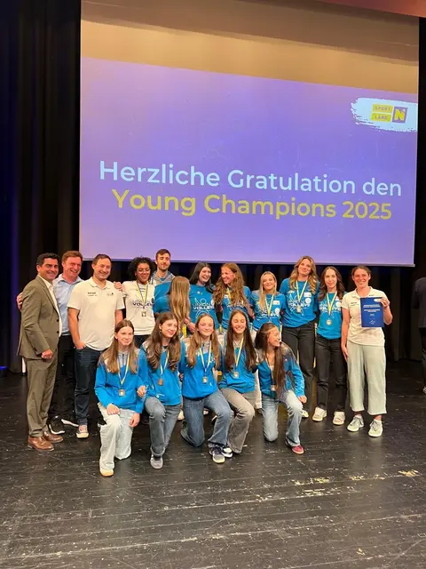 Voller Stolz: Korneuburgs Bürgermeister Christian Gepp strahlte mit den UNIONvolleys-Mädchen Bisamberg/Hollabrunn um die Wette.  | Foto: Wolfgang Ilkerl