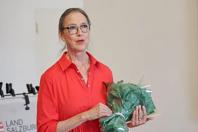Landeshauptfrau Karoline Edtstadler verlieh am 16.6.2026 das Ehrenzeichen des Landes an Elisabeth Gutjahr. Als erste Frau stand Gutjahr von 18. April 2018 bis 31. März 2026 als Rektorin an der Spitze der Universität Mozarteum Salzburg. | Foto: Land Salzburg / Franz Neumayr