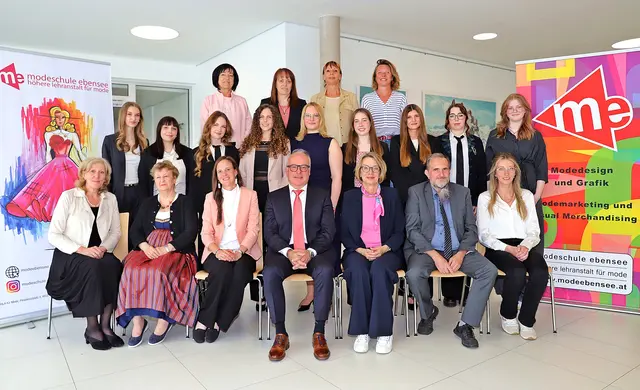 Freude an der HLA für Mode in Ebensee über die bestandene Matura: 1. Reihe sitzend (v.l.n.r.): Mst.in Dipl.-Päd. Judith Holzbauer, OStR.in Prof. Mag. Claudia Gaigg, Fachvorständin Mst.in BEd. MA Gundula Müller-Aumayr, Direktor Prof. Mag. Herbert Mittendorfer, Klassenvorständin Prof. Mag. Monika Leitner, Administrator OStR. Prof. Mag. Mario Neuhuber, Prof. Mag. Julia Preiner // 2. Reihe stehend (v.l.n.r.): Ines Schlömmer (ausgezeichneter Erfolg), Marie Häfensauer (guter Erfolg), Sophie Mooshammer, Laura Bammer, Sophie Hafner, Ines Wechsler (ausgezeichneter Erfolg), Emily Prielinger, Julia Schönberger, Franziska Ohler // 3. Reihe stehend (v.l.n.r.): Mst.in Dipl.-Päd. Gudrun Dauser, Mst.in Dipl.-Päd. Helga Neugebauer, OSR. Mst.in Dipl.-Päd. Elvira Stein, Prof. Mag. (FH) MBA MSc. Kathrin Brettschneider | Foto: Hörmandinger