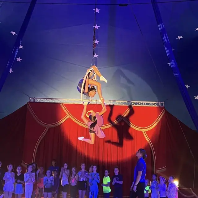 In Vöcklabruck können Kinder in den Ferien Zirkusluft schnuppern. | Foto: Circus Aramannt