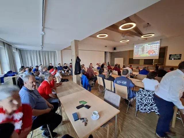 80 begeisterte Fußballfans, aus der Umgebung „pilgerten“ schon in aller früh zur Fußball-Rorate nach St. Stefan.  | Foto: Helmut Eder