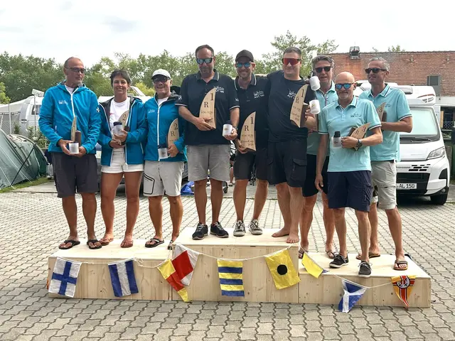 Yacht Clubs aus dem Seewinkel belegten alle drei Podestplätze in der 20er-Klasse. (1. Platz: Andreas Zethner, Stefan Wolf und Mathias Göpfert vom Yacht Club Mörbisch, 2. Platz: Johann Gottwald, Peter Klenner und Judith Kohl vom Yacht Club Podersdorf, 3. Platz: Alexander Mojzis, Bernd Schweiger und Herbert Eisterer von Yacht Club Neusiedl) | Foto: Yacht Club Mörbisch
