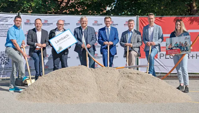 Klaus Schremmer und Manuel Dietinger (Ploier+Hörmann), Martin Wachutka (Geschäftsführer BBOÖ), Bürgermeister Johannes Moser und Wirtschaftslandesrat Markus Achleitner (beide ÖVP), BBOÖ-Geschäftsführer Thomas Matthey, sowie Michael Kovacs (BBOÖ) und Rebecca Höfner (BBOÖ). | Foto: Land OÖ