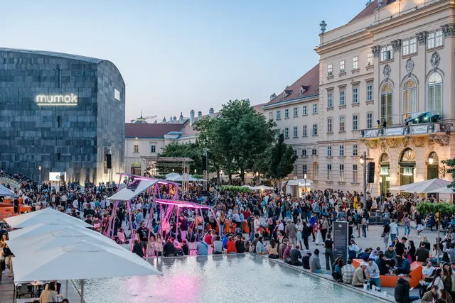 Im Museumsquartier gibt es Grund, zu feiern. Beim "Hof Kunst Fest" wird das 25-jährige Bestehen zelebriert. | Foto: Thomas Meyer