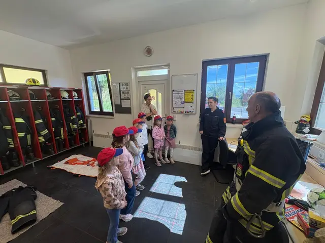 Mit viel Geduld wurden die Fragen der Kinder beantwortet. | Foto: Feuerwehr Neustift/Rosalia