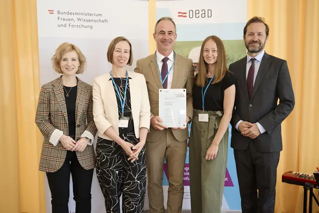 Bundesministerin Eva-Maria Holzleitner, Renate Poiss, Direktor Ronald Binder, Julia Jillecek und OeAD-Geschäftsführer Jakob Calice. | Foto: OeAD_APA-Fotoservice_Hörmandinger