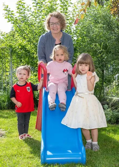 Familien-Landesrätin Christiane Teschl-Hofmeister mit den Kindern Paula, Florentina und Leonie. | Foto: NLK Filzwieser