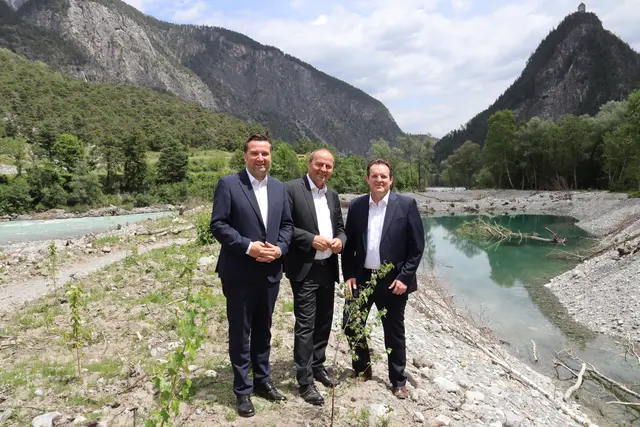 Bgm. Benedikt Lentsch, LH-Stv. Josef Geisler und Landesrat René Zumtobel.  | Foto: Elisabeth Zangerl