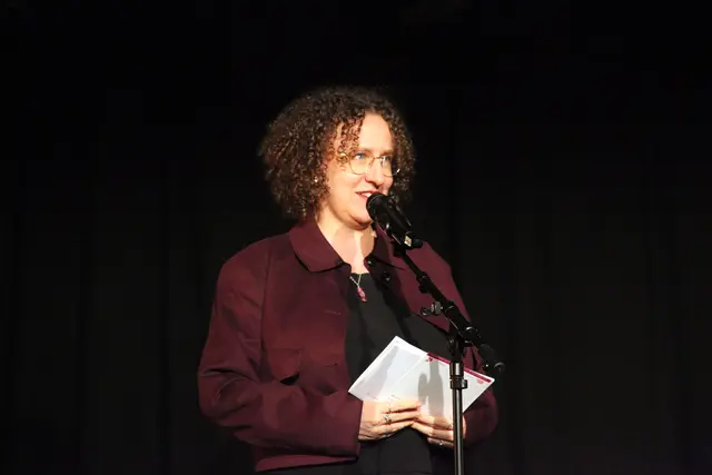 Als Autorin, Literaturvermittlerin und Kuratorin prägt Siljarosa Schletterer seit Jahren die Ausrichtung des Internationalen Lyrikfestivals W:ORTE. In Imst führte sie durch den Abend.