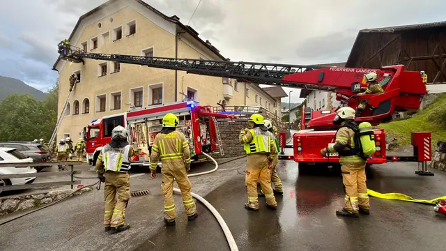 Ein Kellerbrand in einem Mehrparteienhaus in Grins löste am Dienstagabend einen Großeinsatz aus. Mehrere Bewohner mussten von den Feuerwehren über Leitern und eine Drehleiter aus dem verrauchten Gebäude gerettet werden. | Foto: zoom.tirol