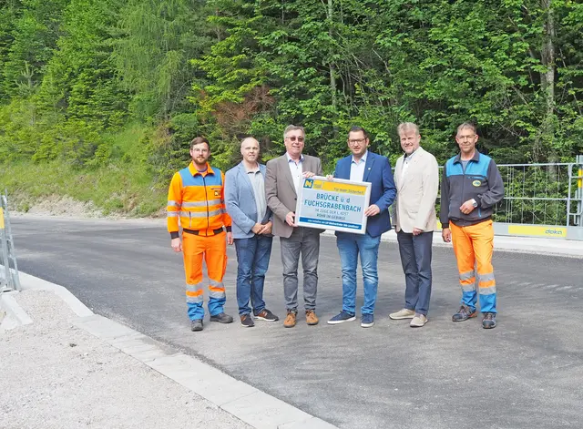 v.l.n.r.: Sebastian Schweiger (Straßenmeisterei Gutenstein), Markus Planker (Leiter der Brückenmeisterei Neunkirchen), Christian Wagner (ÖVP-Bgm. von Rohr im Gebirge), FPÖ-LAbg. Philipp Gerstenmayer (i.V. LH-Stv. Udo Landbauer), DI Klaus Längauer (Leiter der NÖ Straßenbauabteilung Wr. Neustadt), Daniel Schruf (Straßenmeisterei Gutenstein). | Foto: Land NÖ Mühlbachler