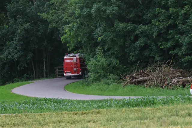 Drei Feuerwehren wurden in Meggenhofen zu einer Personenrettung in einem Waldstück gerufen.  | Foto: laumat/Matthias Lauber