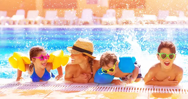 Badende genießen die sommerlichen Temperaturen an Tirols Seen und Schwimmbädern. Die Wasserrettung und das Land Tirol erinnern dabei an wichtige Baderegeln und rufen zu besonderer Vorsicht sowie gegenseitiger Aufmerksamkeit auf, um Unfälle im Wasser zu vermeiden. | Foto: smarterpix (Symbolbild)