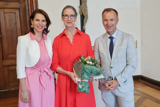 Im Bild: Landeshauptfrau Karoline Edtstadler und Bürgermeister Bernhard Auinger (Stadt Salzburg) mit Elisabeth Gutjahr, die das Ehrenzeichen des Landes erhielt. | Foto: Land Salzburg / Franz Neumayr