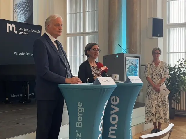 3 Personen stehen an Stehtischen