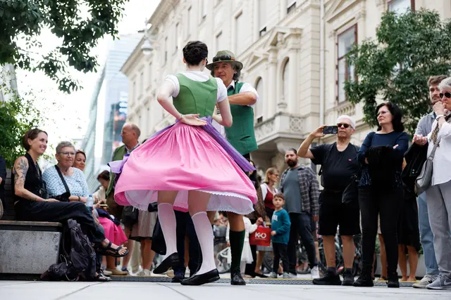 Mit der App können Besucherinnen und Besucher Fahrgemeinschaften organisieren, Tanzpartnerinnen und Tanzpartner suchen oder sich über die Rubrik „Anbandeln“ miteinander vernetzen.  | Foto: Ivents/Erwin Scheriau