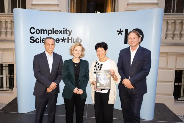 v.l.: Philipp Marxgut, Generalsekretär des CSH, Ministerin Eva-Maria Holzleitner (SPÖ), Helga Nowotny, Mitbegründerin des Europäischen Forschungsrates (ERC) und Vorsitzende des Advisory Boards am CSH und CSH-Präsident Stefan Thurner bei der Jubiläumsfeier.   | Foto: Sebastian Philipp