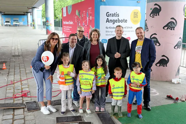 v.l.: Mobilitätsstadträtin Ulli Sima, Bezirkschef Wilfried Zankl (beide SPÖ), Petra Jens, Fußgänger*innenbeauftragte der Stadt Wien und Daniel Bohmann, Geschäftsführer der Wiener Kinderfreunde. | Foto: Stadt Wien/Martin Votava