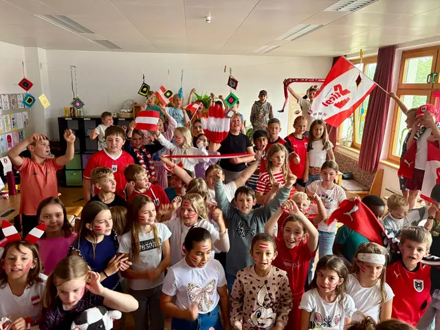 Rot-weiß-rote Fahnen sorgen für echte Stadionstimmung in der Schule. Schülerinnen und Schüler klatschen und feuern das Team an. | Foto: Volksschule Tulfes