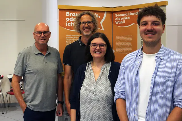 (v.l.n.r.) Vizebürgermeister Christian Habisohn, Stadtamtsdirektor Mag. Martin Diatel, Daniela Capano (eNu) und Klimakoordinator Philipp Kapsammer bei der Eröffnung der Wanderausstellung im Rathaus. | Foto: Stadtgemeinde Schwechat