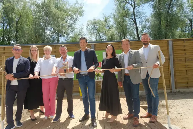 Gruppenfoto bei der Eröffnung der Arche Noah