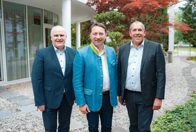 Klubobmann Thomas Dim, Landesparteiobmann Manfred Haimbuchner und Geinbergs Bürgermeister Ludwig Franz Reitinger bei einem Besuch des FPÖ-Landtags in Geinberg.
