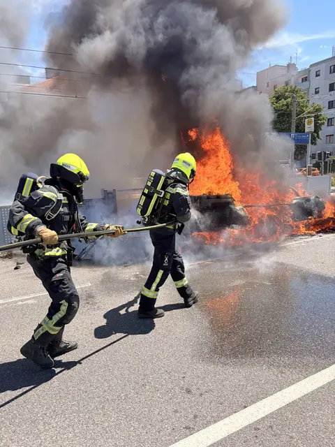 Als die alarmierten Feuerwehreinsatzkräfte nur wenige Minuten später vor Ort eintrafen, stand der Wohnwagen bereits in Vollbrand.  | Foto: FF Möllersdorf /R. Romar