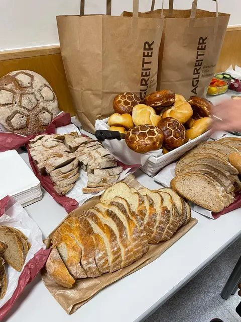 Die frühe Uhrzeit wurde auch zum gemeinsamen Frühstücken genutzt. | Foto: HAK Frauenkirchen