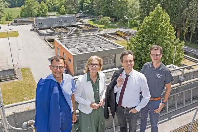 Markus Badent (Geschäftsführer Stadtwerke Bruck), Bürgermeisterin Susanne Kaltenegger, Robert Migglautsch (Geschäftsführer Stadtwerke Bruck) und Betriebsleiter Franz Kirl auf dem Gelände der Kläranlage Bruck. | Foto: Stadt Bruck/Meieregger