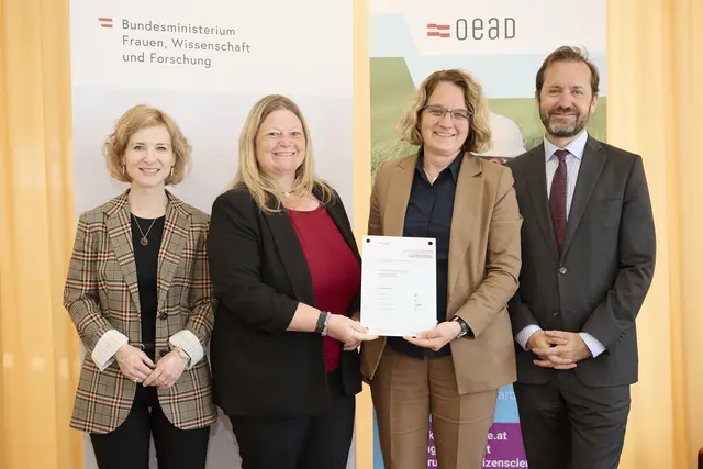 Bundesministerin Eva-Maria Holzleitner, Regina Seeburger (Lehrperson), Gerda Schneeberger (Schulleitung) und OeAD-Geschäftsführer Jakob Calice (v. l.). | Foto: OeAD_APA-Fotoservice_Hörmandinger