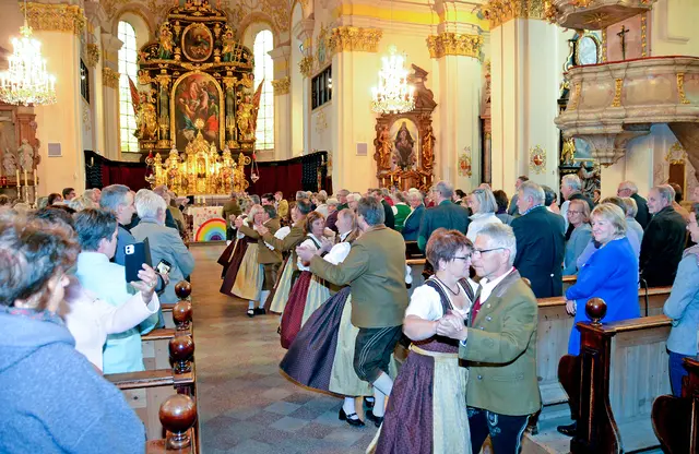 Ein Landler in der Kirche – das wird ein Highlight beim Mundartgottesdienst. | Foto: Stadtpfarre Ried i/I